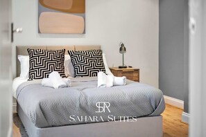 5 bedrooms, iron/ironing board, WiFi, bed sheets - Contractors 5BR Home - Twickenham Rugby - Parking (Greater London)