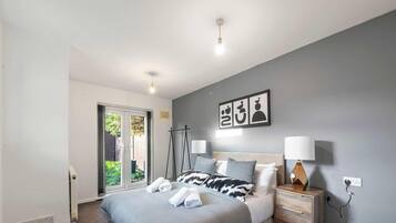 5 bedrooms, iron/ironing board, WiFi, bed sheets