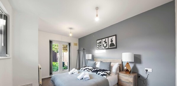 5 bedrooms, iron/ironing board, WiFi, bed sheets - Contractors 5BR Home - Twickenham Rugby - Parking (Greater London)