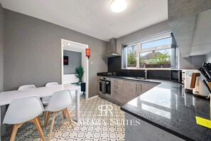 Fridge, microwave, oven, stovetop - Contractors 5BR Home - Twickenham Rugby - Parking (Greater London)