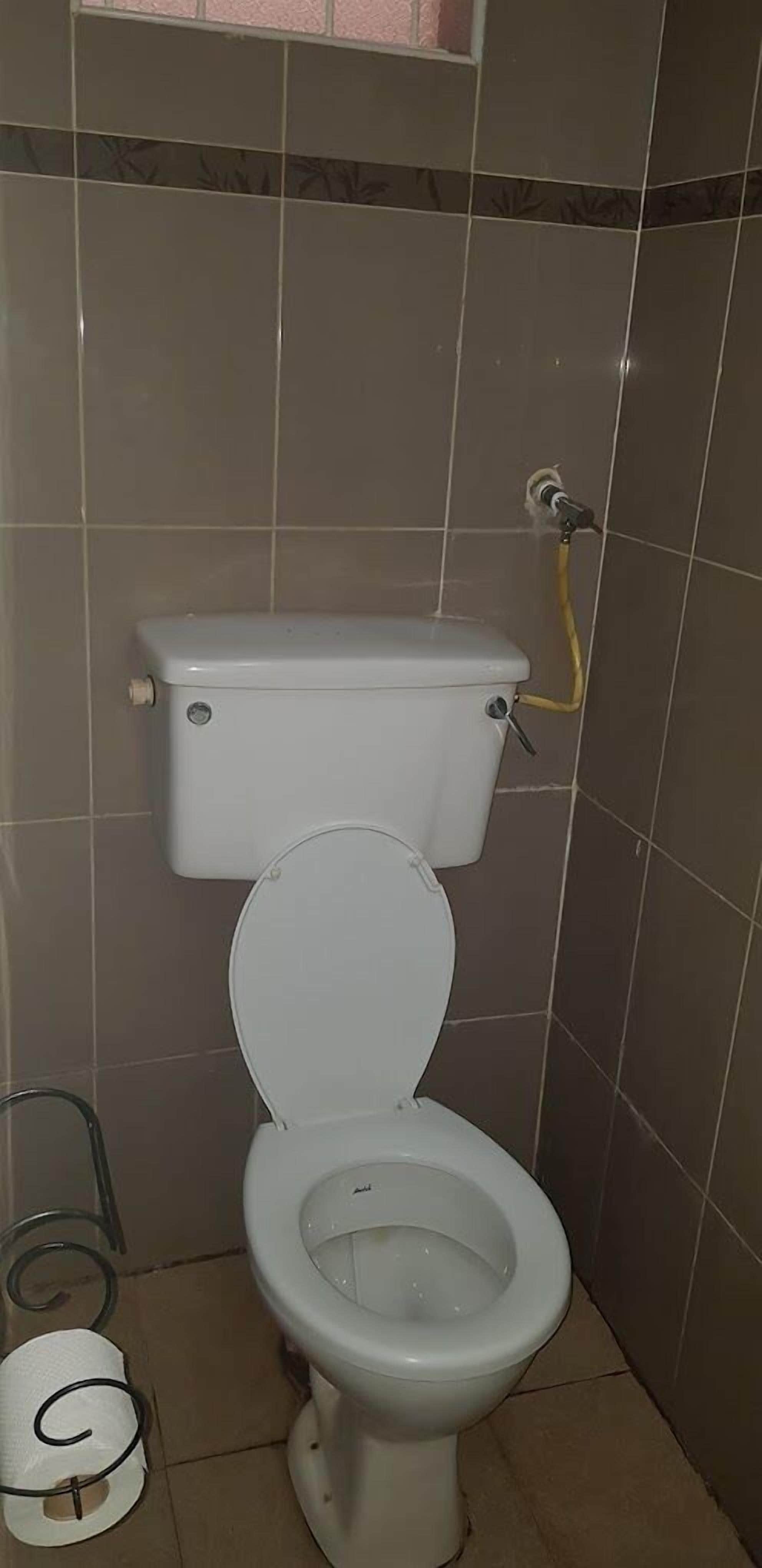 Dusche, Hausschuhe, Handtücher, Seife