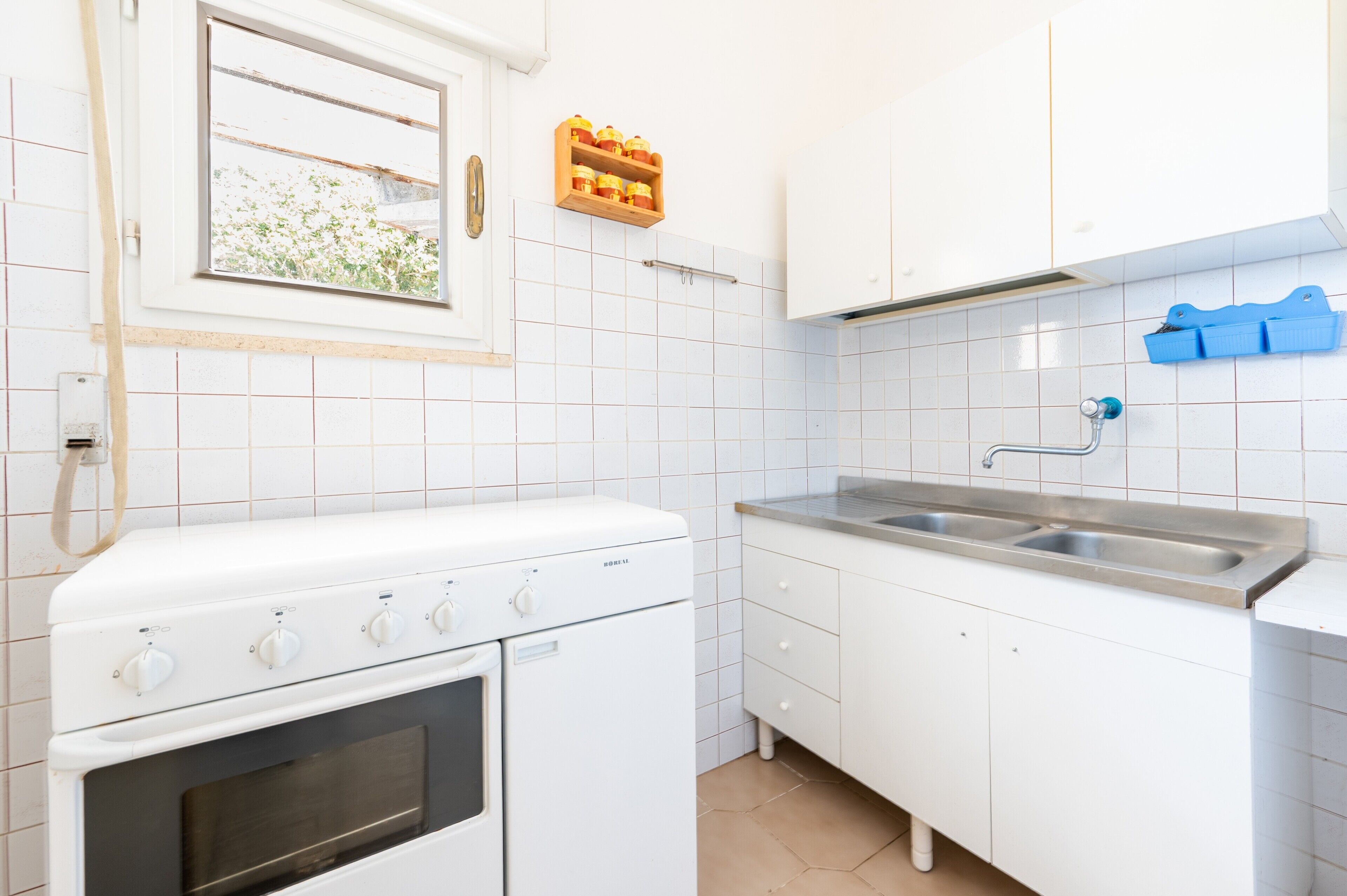 Kühlschrank, Ofen, Herdplatte, Kochgeschirr/Geschirr/Besteck