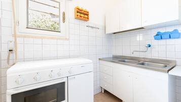 Kühlschrank, Ofen, Herdplatte, Kochgeschirr/Geschirr/Besteck