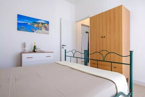 WiFi, bed sheets - Bonavista Holiday Villa with Sea View, Wi-Fi and Air Conditioning (Torre Lapillo)