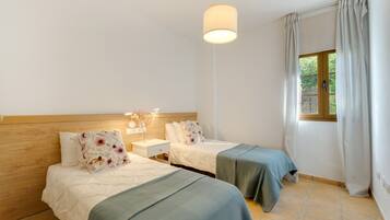 Iron/ironing board, WiFi, bed sheets