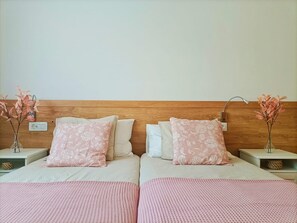 Iron/ironing board, WiFi, bed sheets