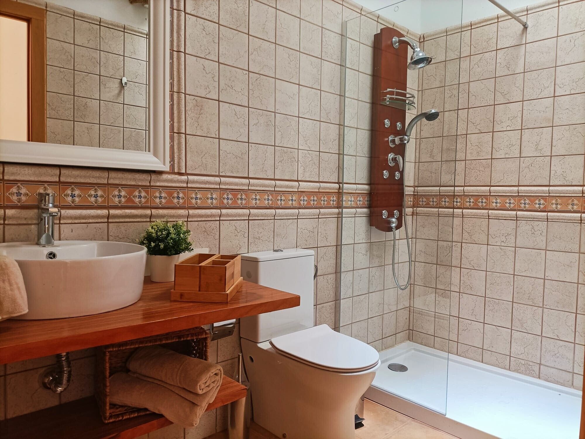 Dusj, hårføner og håndklær