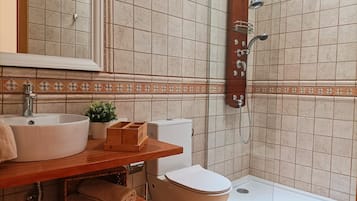 Dusj, hårføner og håndklær