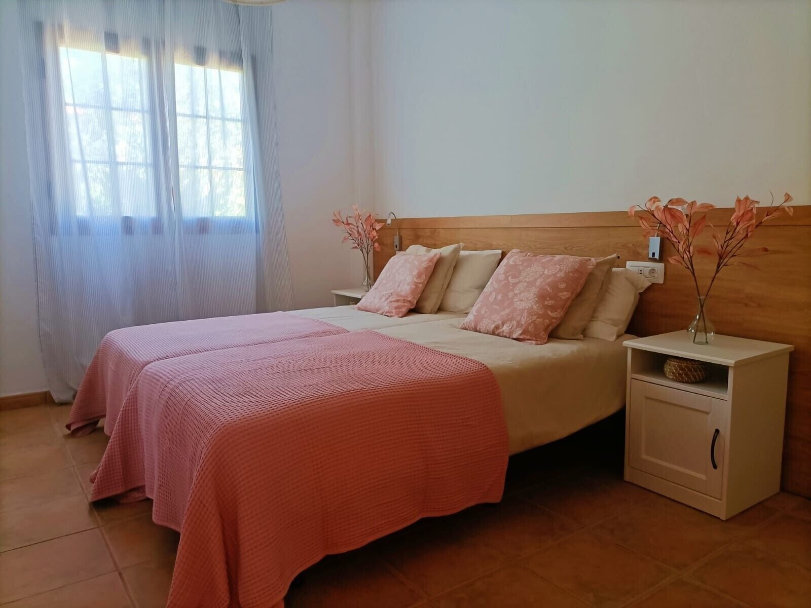 Tabla de planchar con plancha, wifi y ropa de cama 