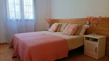 Tabla de planchar con plancha, wifi y ropa de cama