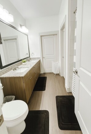 ヘアドライヤー、タオル、石鹸、トイレットペーパー