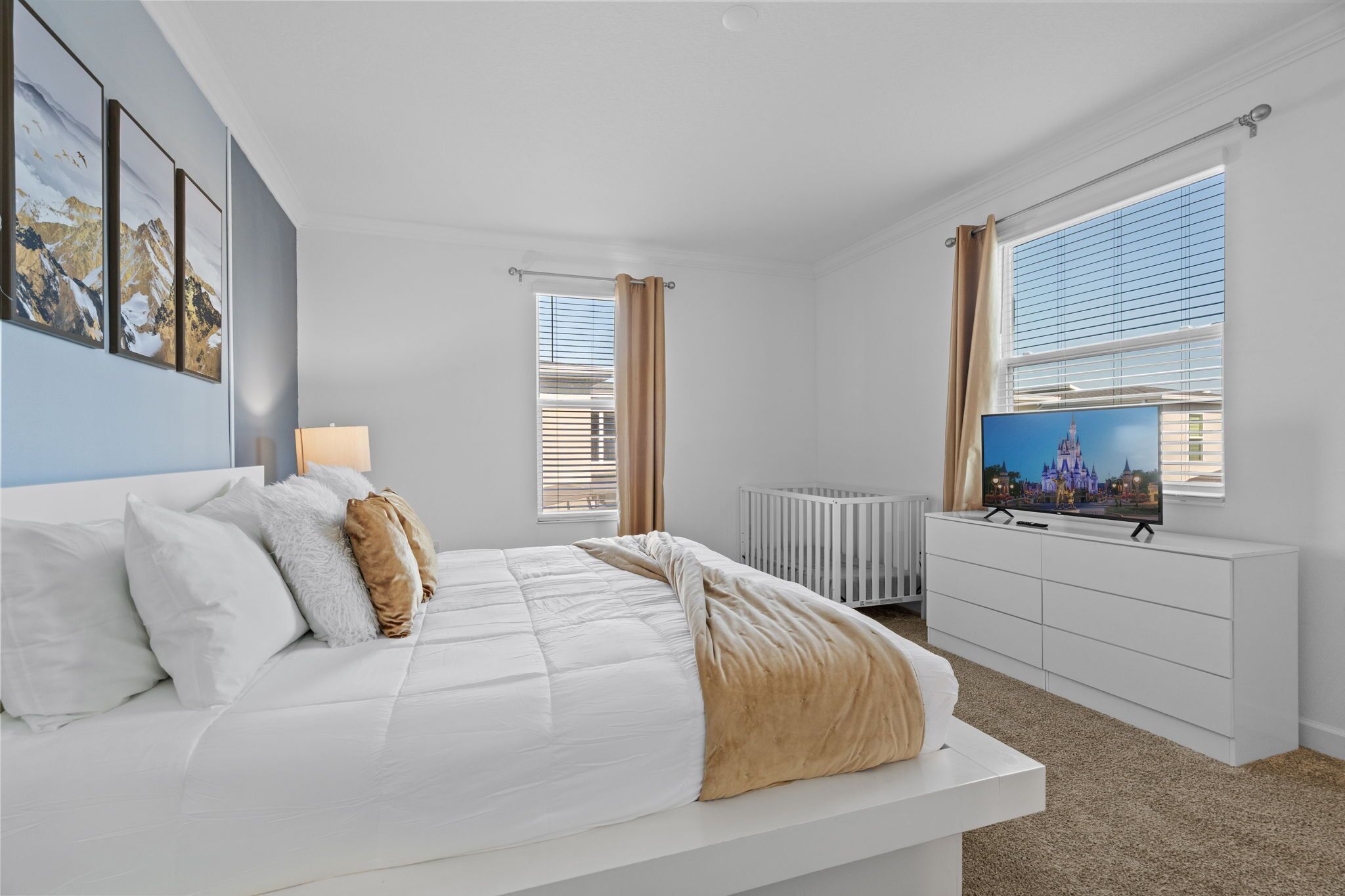 Skrivebord, strykejern/-brett, reiseseng for barn og wi-fi (inkludert)