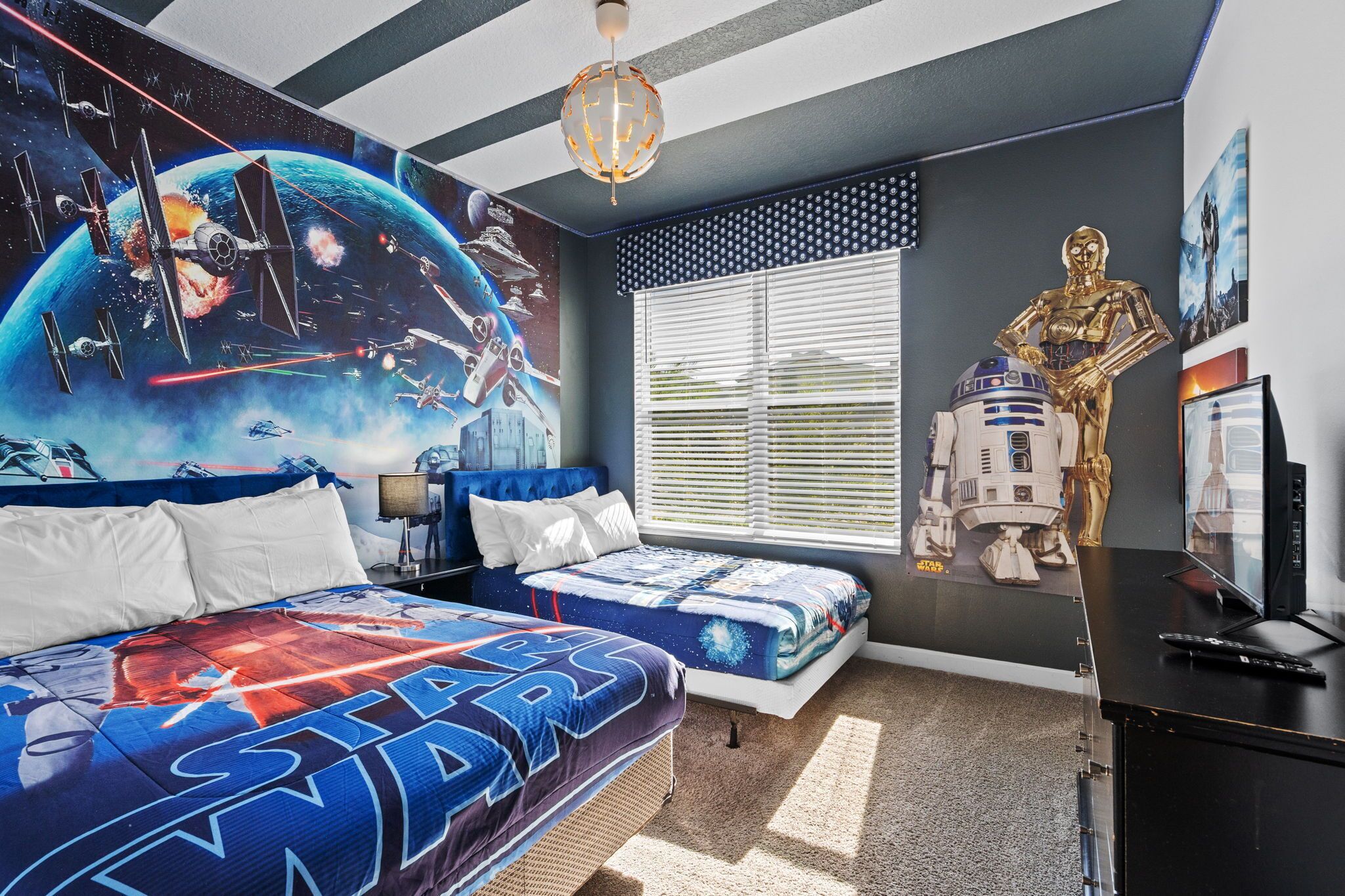 Een bureau, een strijkplank/strijkijzer, reisbedje, gratis wifi