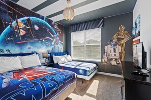 Een bureau, een strijkplank/strijkijzer, reisbedje, gratis wifi