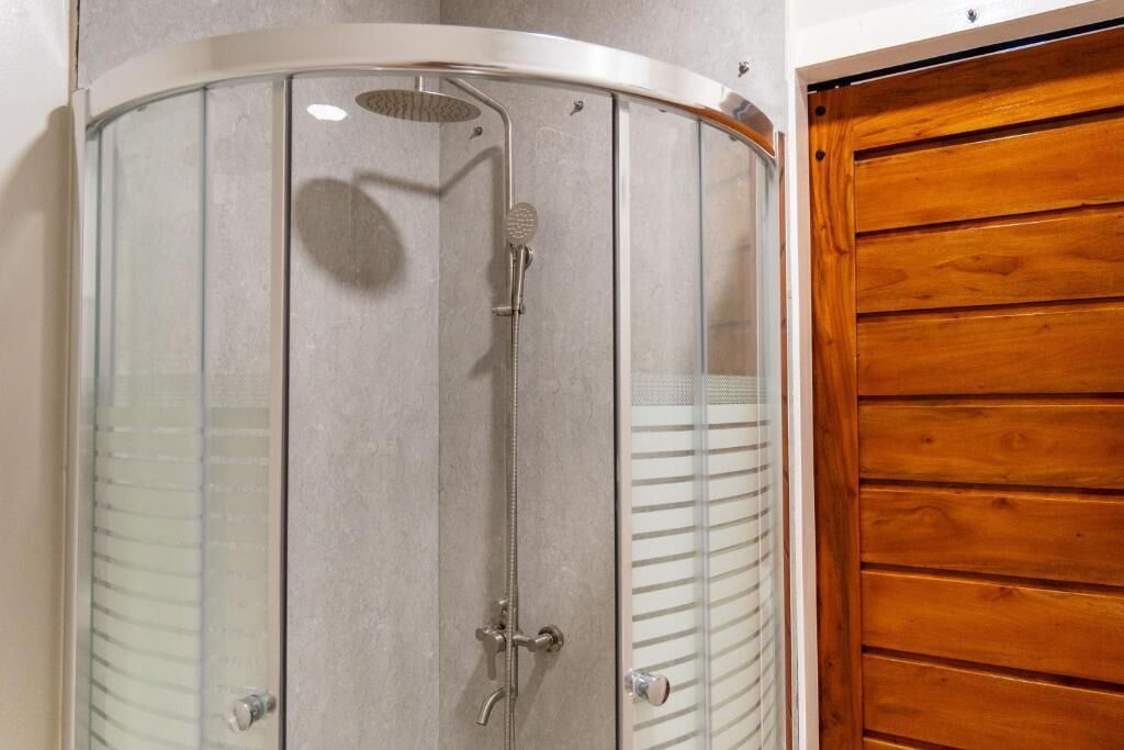 Familierom, balkong, utsikt mot høyde | Bad | Dusj, toalettartikler (inkludert), tøfler og håndklær