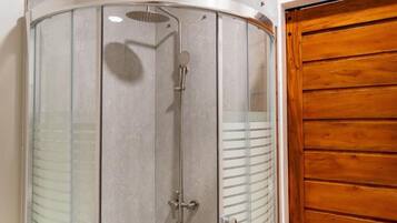 Familierom, balkong, utsikt mot høyde | Bad | Dusj, toalettartikler (inkludert), tøfler og håndklær