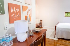 Familierom, balkong, utsikt mot høyde | Skrivebord, lydisolert og wi-fi (inkludert)