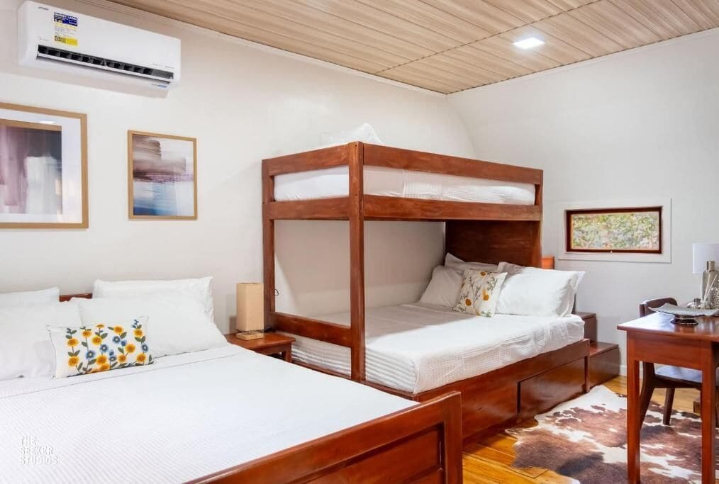 Habitació familiar, balcó, vistes al turó | Escriptori, habitacions insonoritzades i wifi gratuïta 