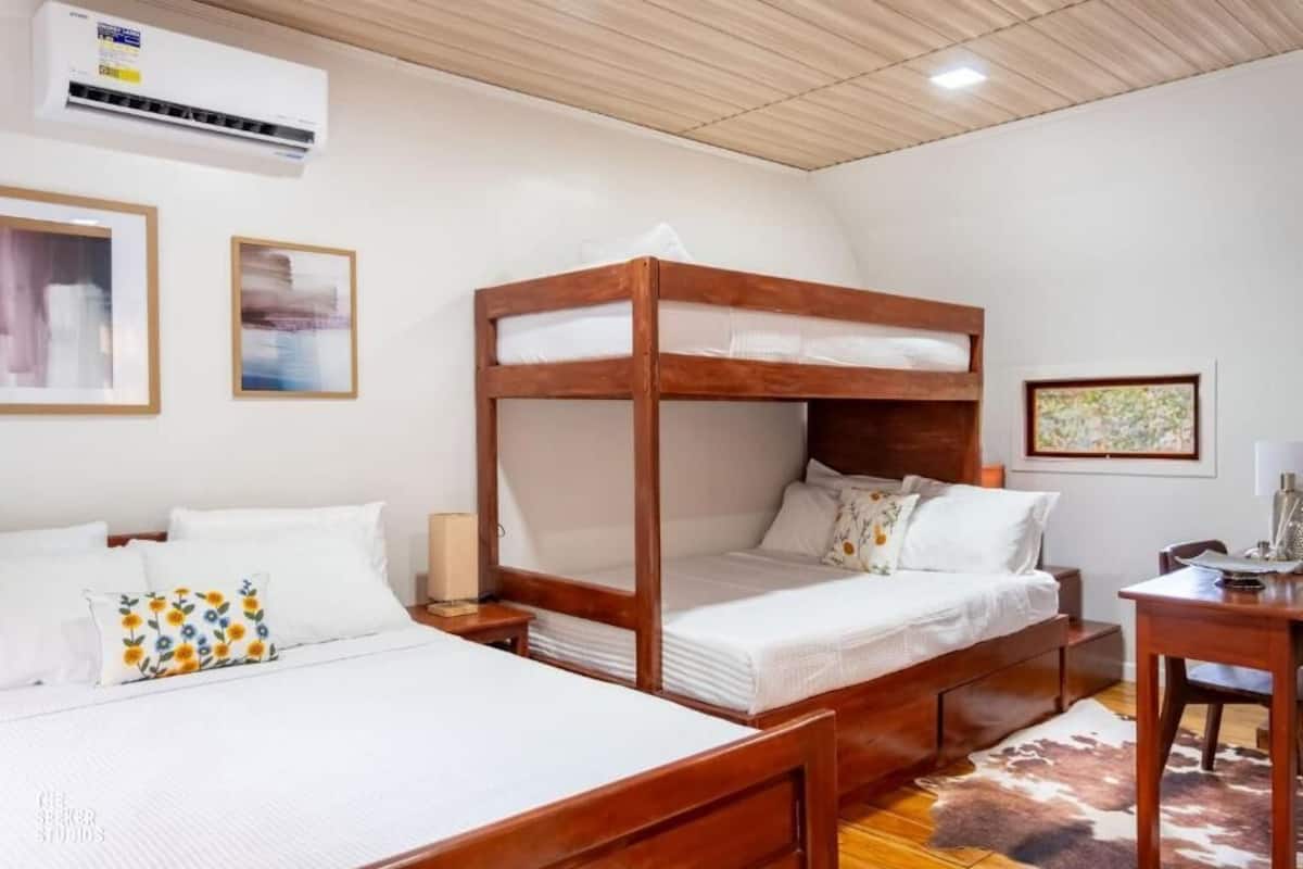 Habitación familiar, balcón, vista a la colina | Escritorio, insonorización y wifi gratis