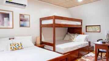 Chambre Familiale, balcon, vue colline