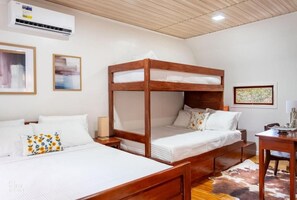 Habitación familiar, balcón, vista a la colina | Escritorio, insonorización y wifi gratis 