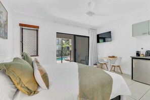 2 bedrooms, iron/ironing board, WiFi, bed sheets - Laguna Haven—Dual Swim-Out Retreat by the Sea (Trinity Beach)