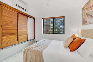 1 bedroom, iron/ironing board, WiFi, bed sheets - Laguna Escape—Swim-Out Retreat by Trinity Beach (Trinity Beach)