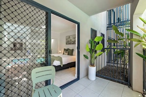 Iron/ironing board, WiFi, bed sheets - Laguna Edge—Swim-Out Studio, near Sea & Dining (Trinity Beach)