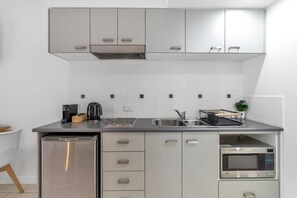 Microwave, stovetop, coffee/tea maker, electric kettle - Laguna Edge—Tranquil Poolside Escape by the Sea (Trinity Beach)