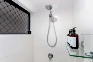 Shower, hair dryer, shampoo - Laguna Edge—Tranquil Poolside Escape by the Sea (Trinity Beach)