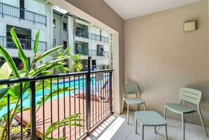 Property grounds - Laguna Edge—Tranquil Poolside Escape by the Sea (Trinity Beach)