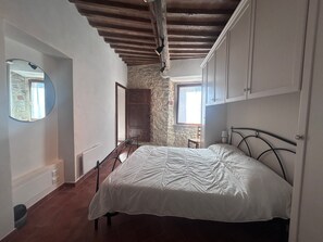 Room - Casa di Via del Corallo Gerfalco – Charming Apartment in Medieval Village (Località Gerfalco Montieri)
