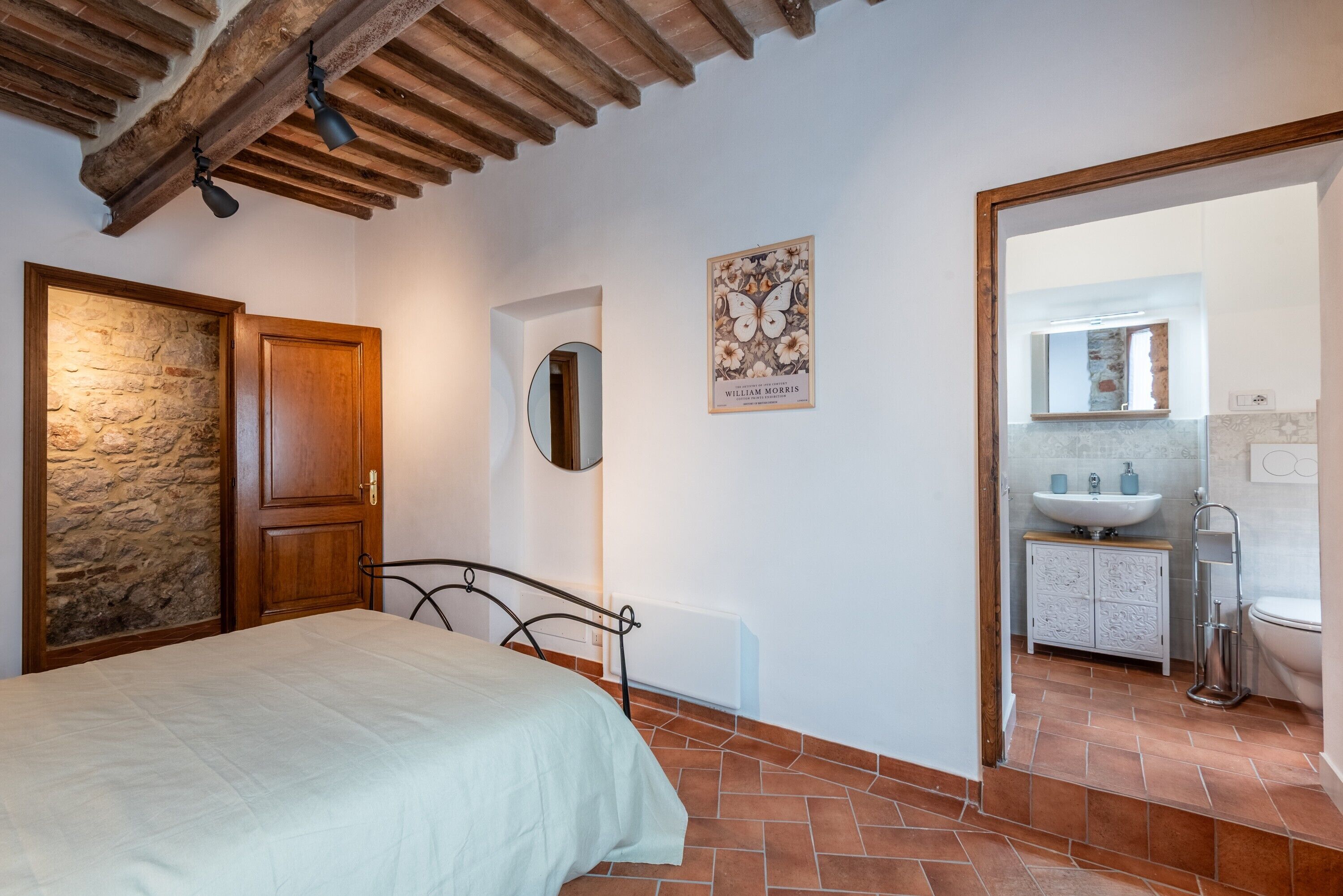 Iron/ironing board, WiFi, bed sheets