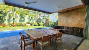Outdoor dining - "La Roca" Beautiful house in gated community with private pool in Cuernavaca (Cuernavaca)