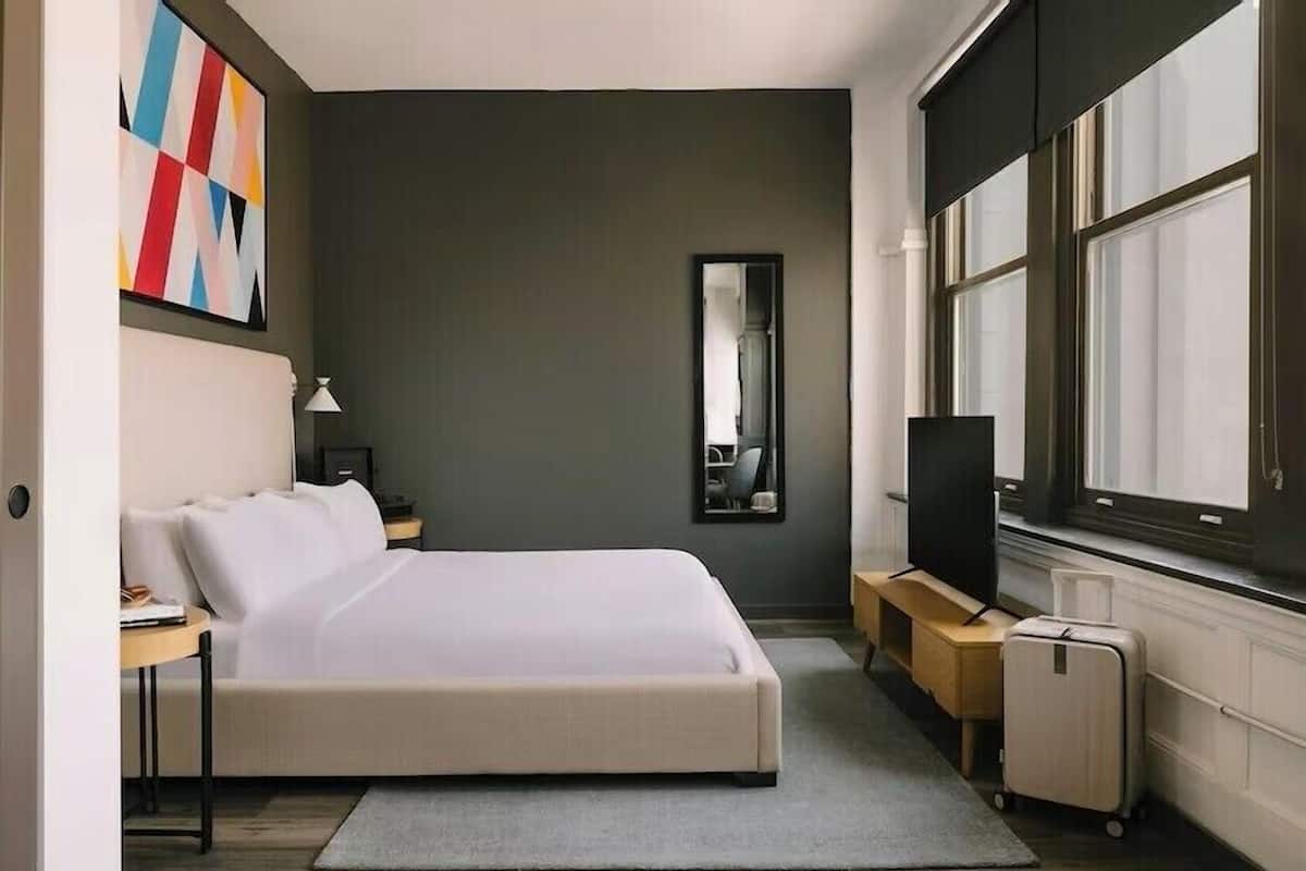 Studio King Apartment, City View | Blackout drapes, iron/ironing board, free WiFi, bed sheets