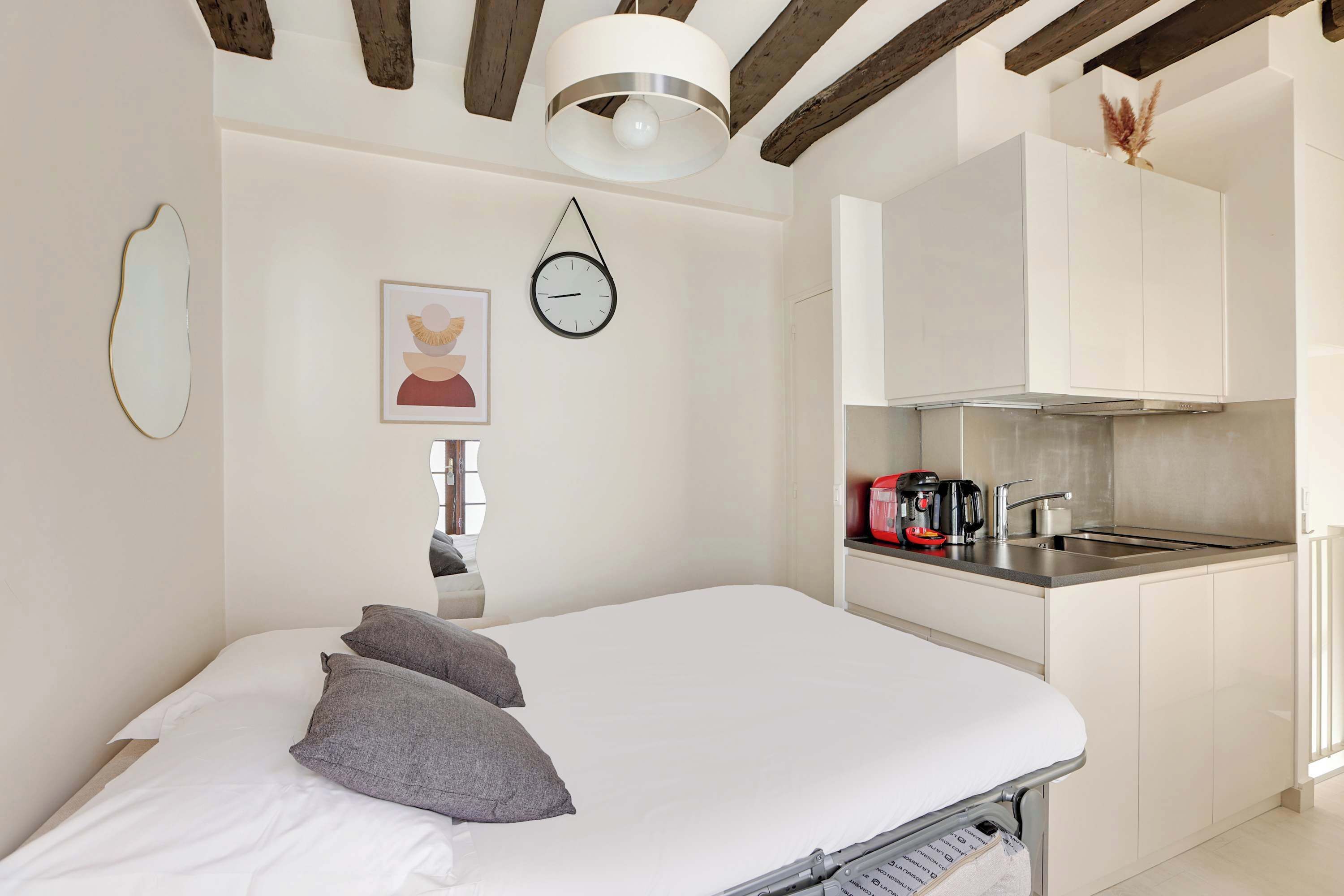 Iron/ironing board, WiFi, bed sheets