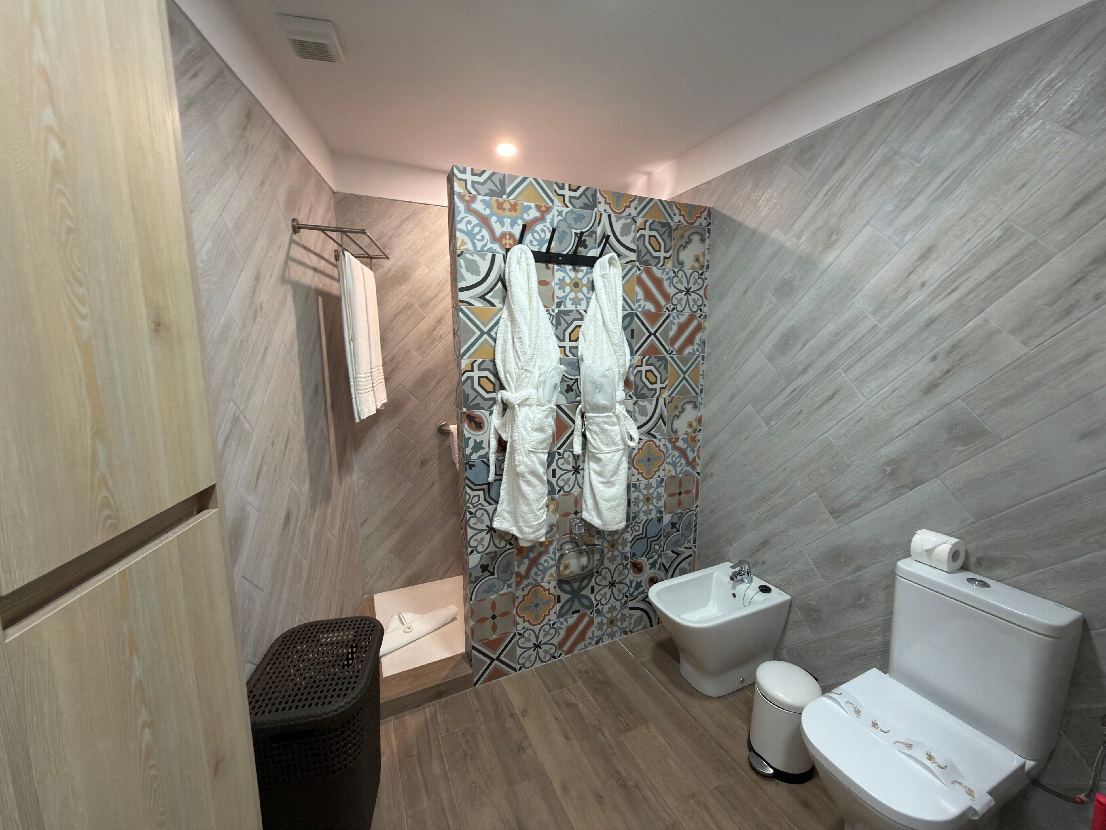 Een douche, een haardroger, handdoeken