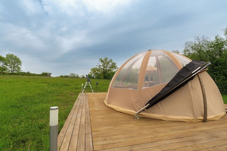 Rómantískt tjald - útsýni yfir garð | Verönd/útipallur