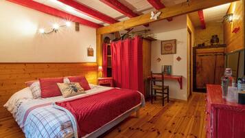 Blackout curtains, free WiFi