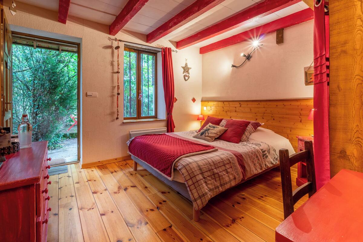 Habitación clásica doble, patio, vistas al patio | Cortinas opacas, sistema de insonorización, wifi gratis