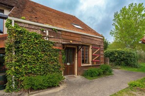 Front of property - Bed and Bourgogne (Messey-sur-Grosne)