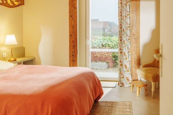 واي فاي مجانًا وملاءات أسرّة