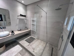 Phòng đôi hoặc 2 giường đơn Deluxe, quang cảnh hồ bơi | Phòng tắm | Máy sấy tóc, khăn tắm, giấy vệ sinh 