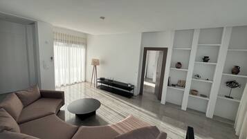 Deluxe Double Room, Balcony, Pool View | Ruang tamu