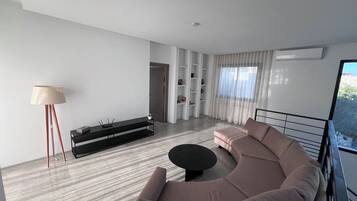 Deluxe Double Room, Balcony, Pool View | Living area