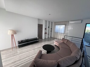 Deluxe Double Room, Balcony, Pool View | Living area