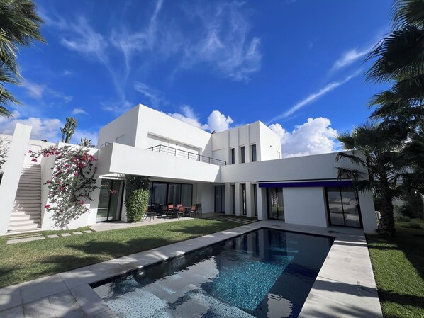 A modern two-story house with a swimming pool, a balcony, and a well-maintained lawn. - Dar El Musc  (La Soukra)