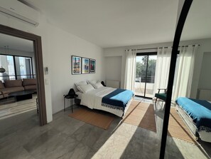 ห้องดีลักซ์ดับเบิล, ระเบียง, วิวสระว่ายน้ำ | Wi-Fi ฟรี