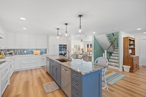 Fridge, microwave, oven, stovetop - The Bear's Lair by SeaBreeze Elite Properties (Sunset Beach)