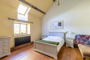 Tabla de planchar con plancha, wifi y ropa de cama